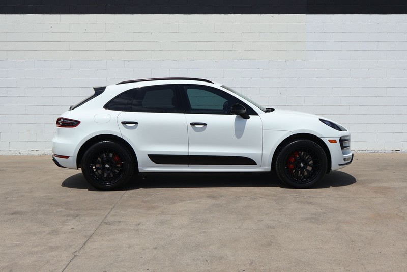 Porsche Macan Vehicle Full-screen Gallery Image 04