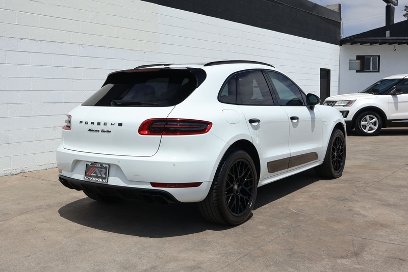 Porsche Macan Vehicle Full-screen Gallery Image 05