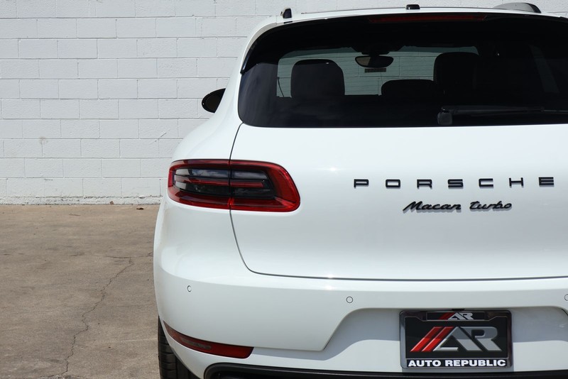 Porsche Macan Vehicle Full-screen Gallery Image 07