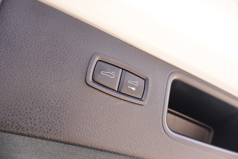 Porsche Macan Vehicle Full-screen Gallery Image 09