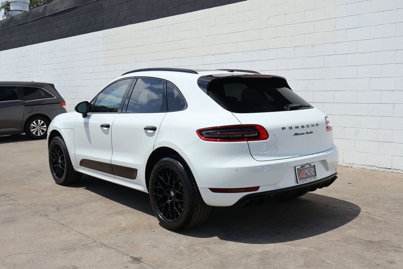 Porsche Macan Vehicle Full-screen Gallery Image 10