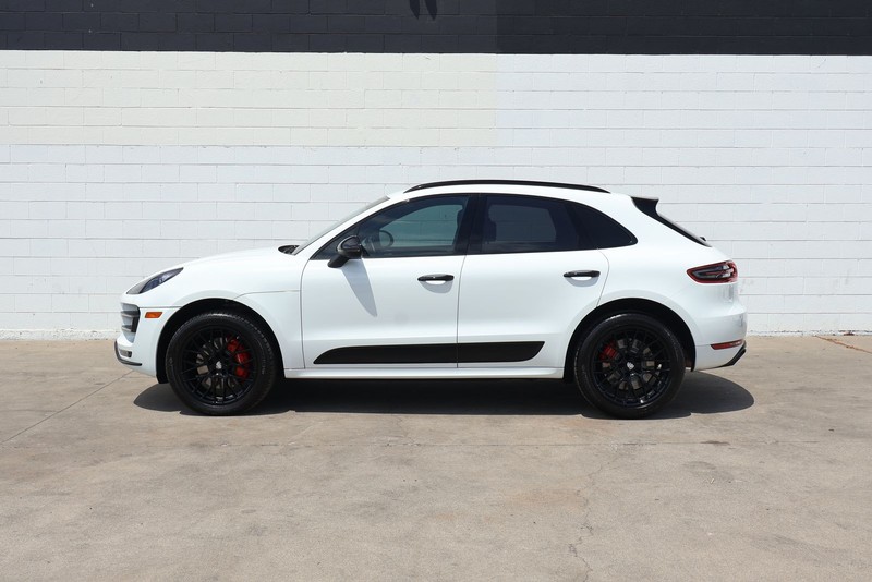 Porsche Macan Vehicle Full-screen Gallery Image 11
