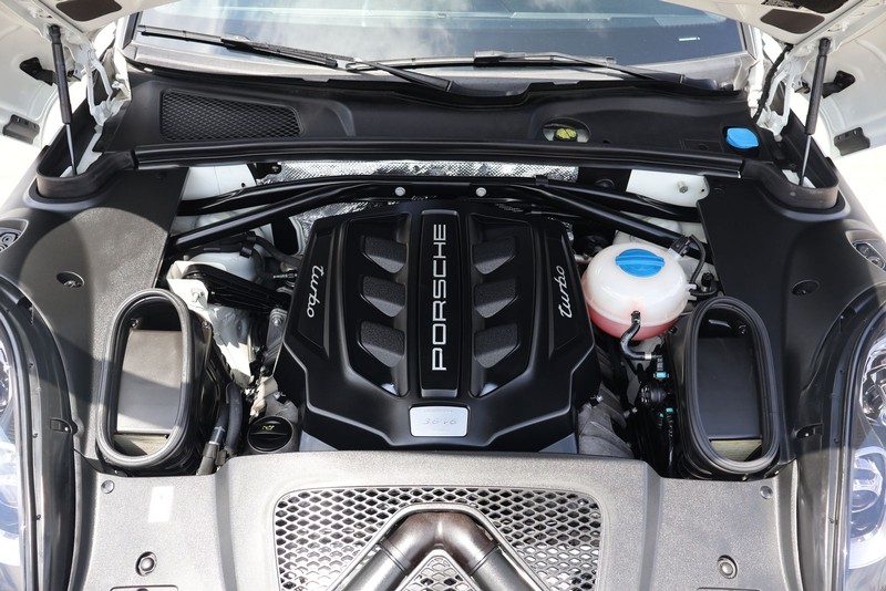 Porsche Macan Vehicle Full-screen Gallery Image 13