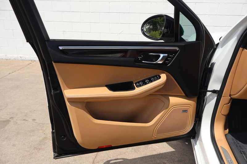 Porsche Macan Vehicle Full-screen Gallery Image 15