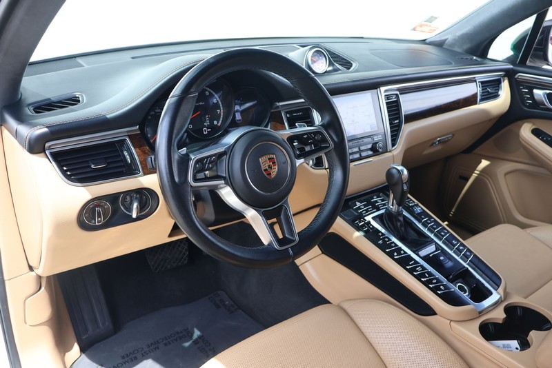 Porsche Macan Vehicle Full-screen Gallery Image 16