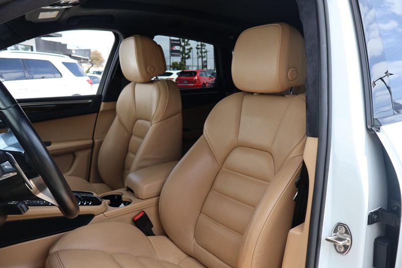 Porsche Macan Vehicle Full-screen Gallery Image 17