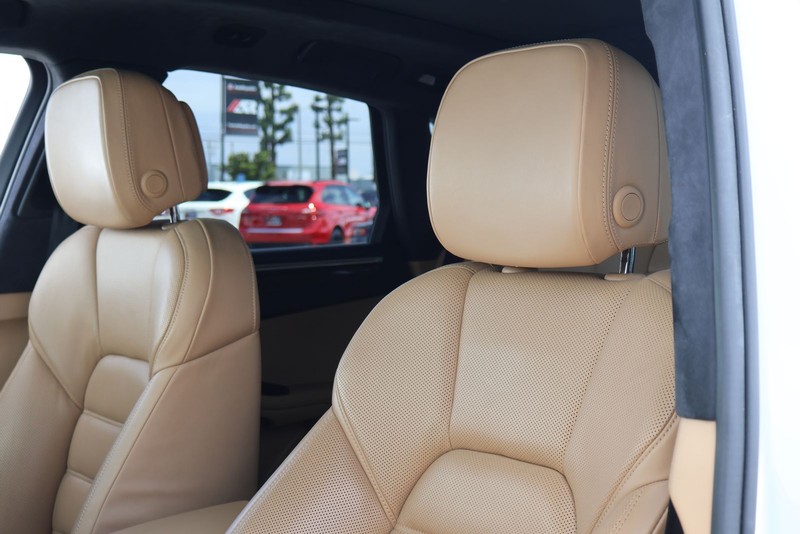 Porsche Macan Vehicle Full-screen Gallery Image 18