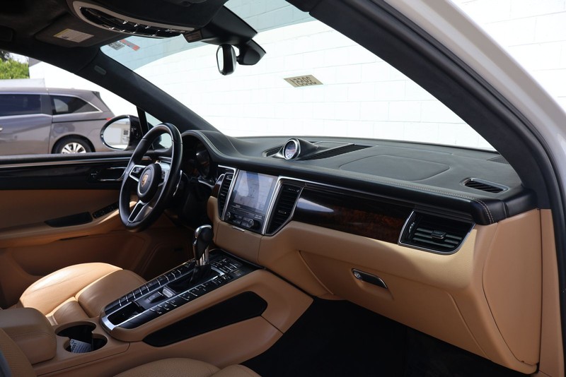 Porsche Macan Vehicle Full-screen Gallery Image 19