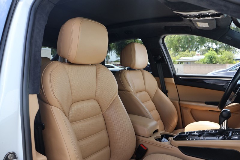 Porsche Macan Vehicle Full-screen Gallery Image 20