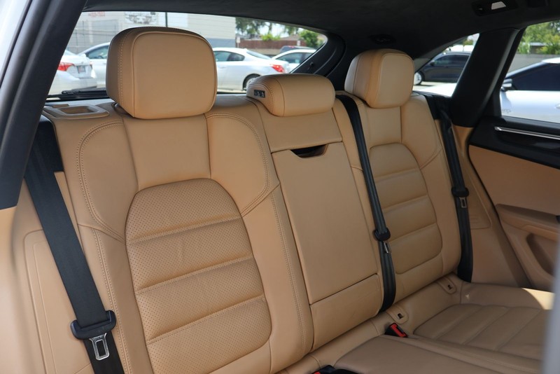 Porsche Macan Vehicle Full-screen Gallery Image 21