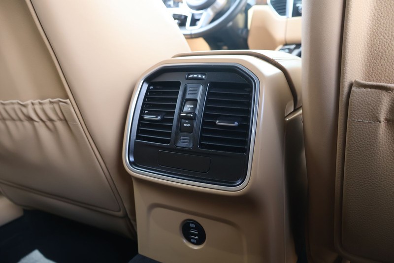 Porsche Macan Vehicle Full-screen Gallery Image 22