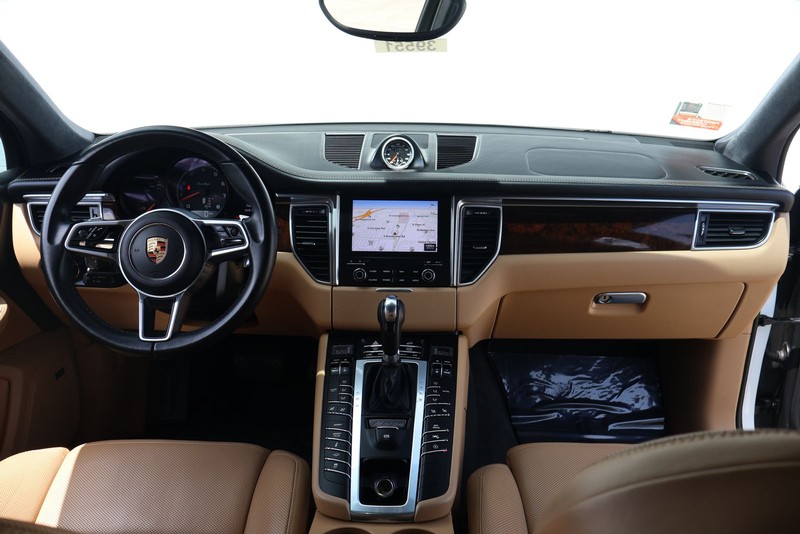 Porsche Macan Vehicle Full-screen Gallery Image 23
