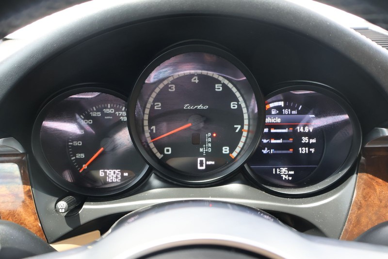 Porsche Macan Vehicle Full-screen Gallery Image 24
