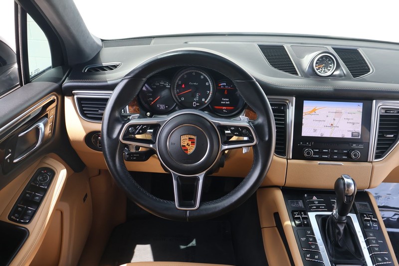 Porsche Macan Vehicle Full-screen Gallery Image 25