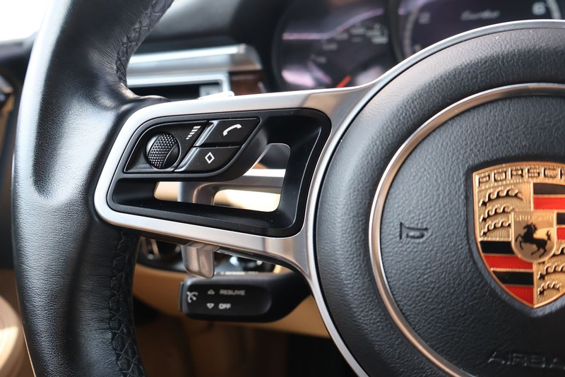 Porsche Macan Vehicle Full-screen Gallery Image 26