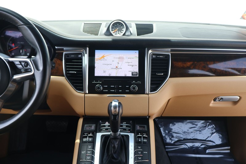 Porsche Macan Vehicle Full-screen Gallery Image 28