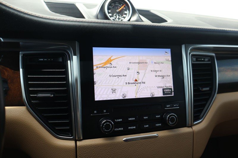 Porsche Macan Vehicle Full-screen Gallery Image 30