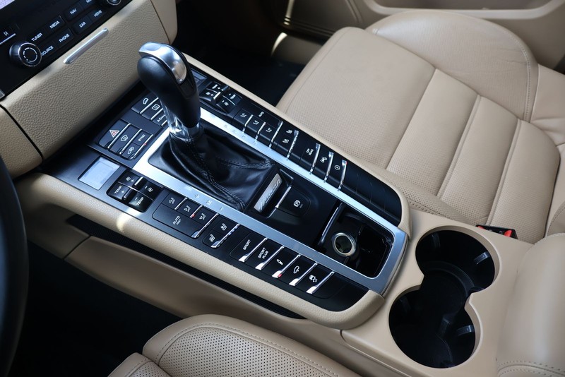 Porsche Macan Vehicle Full-screen Gallery Image 32