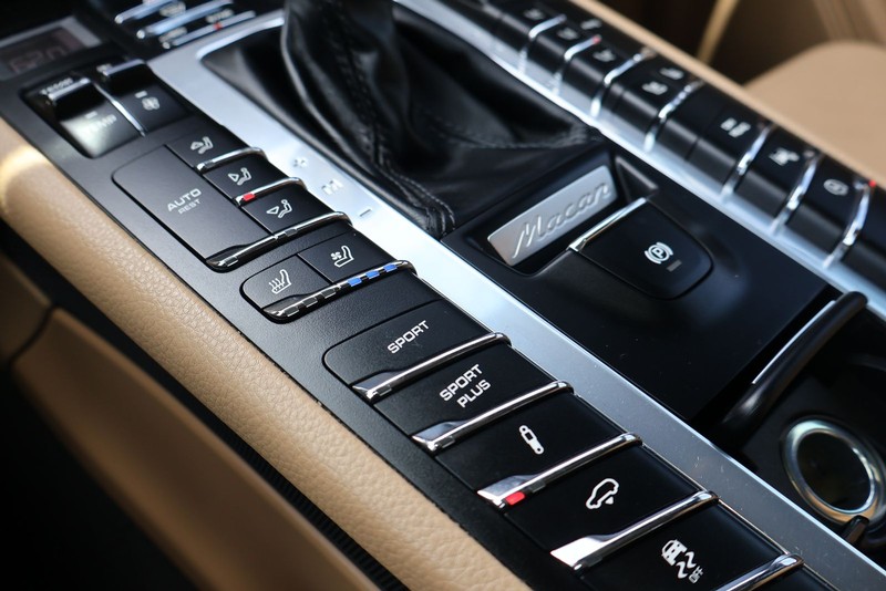 Porsche Macan Vehicle Full-screen Gallery Image 33
