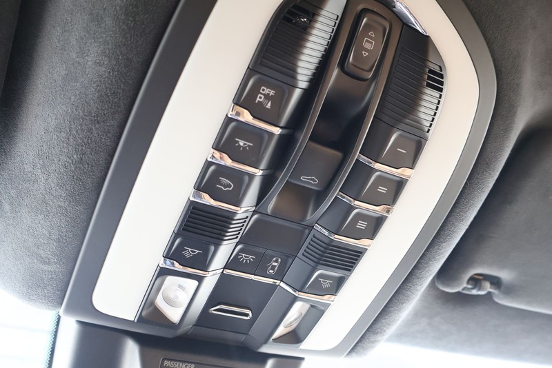 Porsche Macan Vehicle Full-screen Gallery Image 34