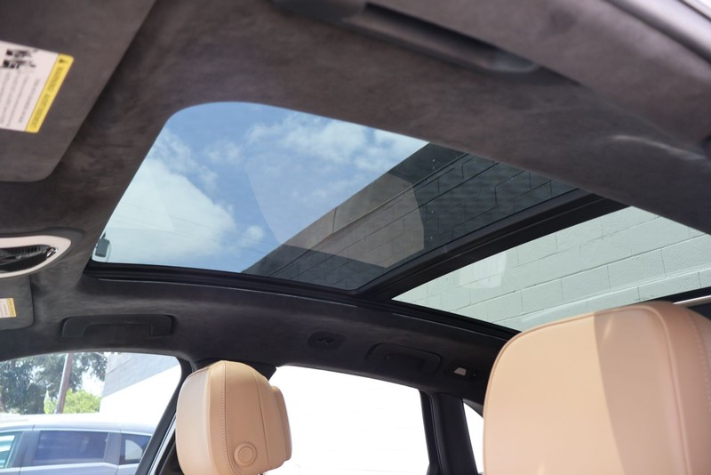 Porsche Macan Vehicle Full-screen Gallery Image 35
