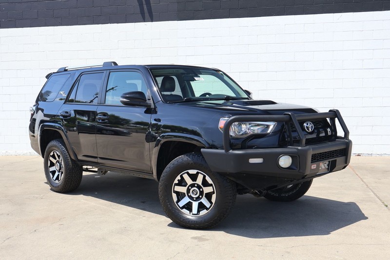 Toyota 4Runner Vehicle Full-screen Gallery Image 01