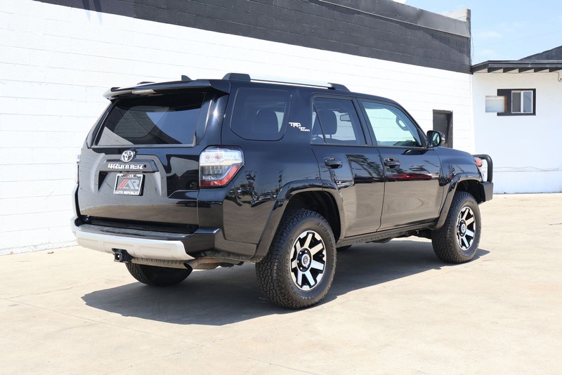 Toyota 4Runner Vehicle Full-screen Gallery Image 05