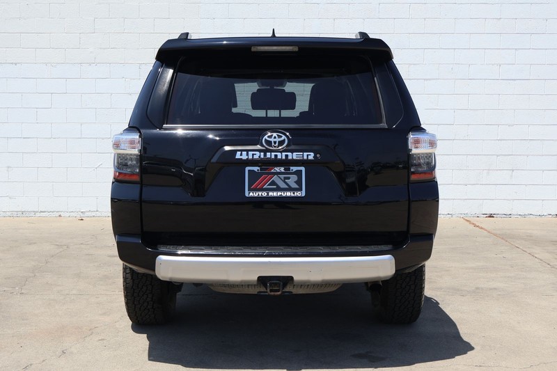 Toyota 4Runner Vehicle Full-screen Gallery Image 06