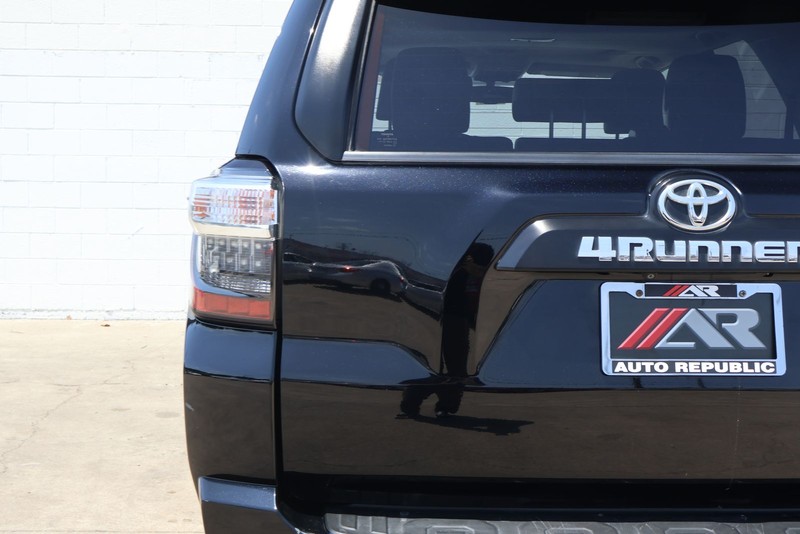 Toyota 4Runner Vehicle Full-screen Gallery Image 07