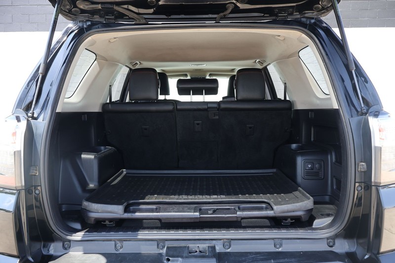 Toyota 4Runner Vehicle Full-screen Gallery Image 08