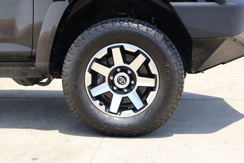 Toyota 4Runner Vehicle Full-screen Gallery Image 10