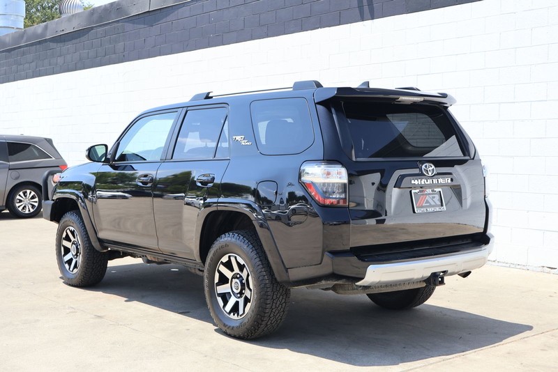 Toyota 4Runner Vehicle Full-screen Gallery Image 12