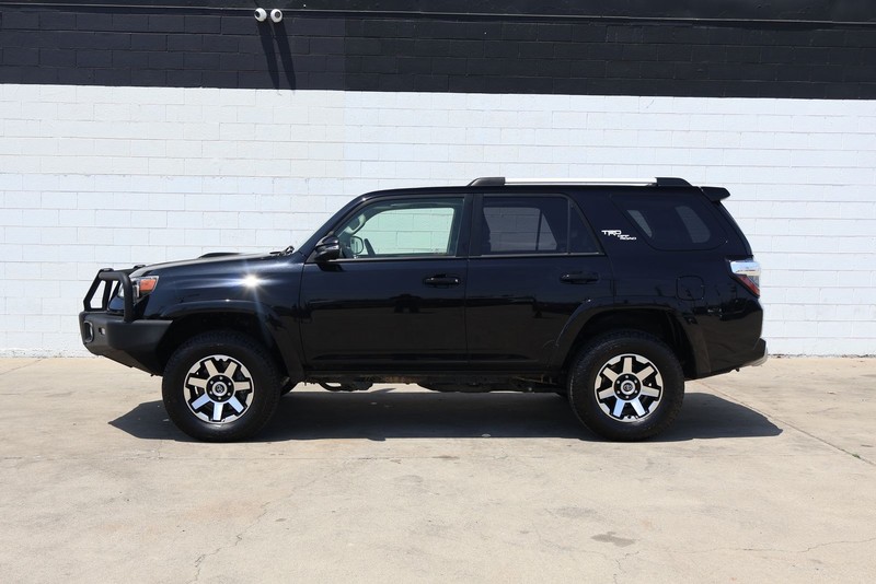 Toyota 4Runner Vehicle Full-screen Gallery Image 13