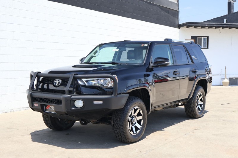 Toyota 4Runner Vehicle Full-screen Gallery Image 14