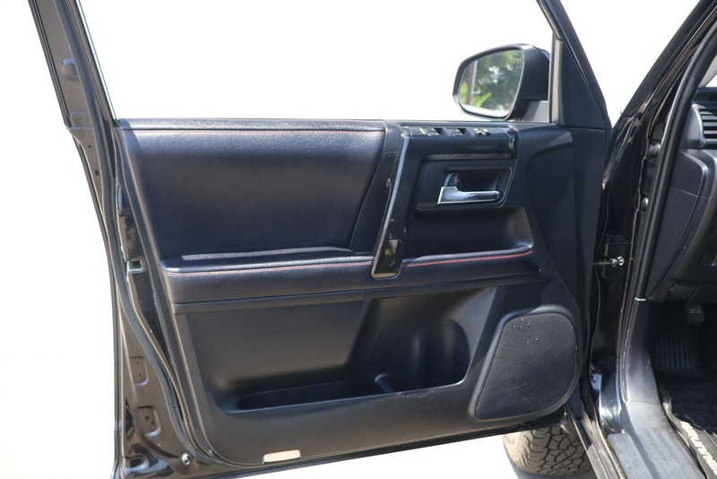 Toyota 4Runner Vehicle Full-screen Gallery Image 16