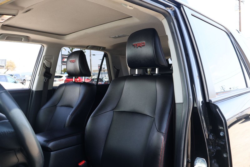 Toyota 4Runner Vehicle Full-screen Gallery Image 18
