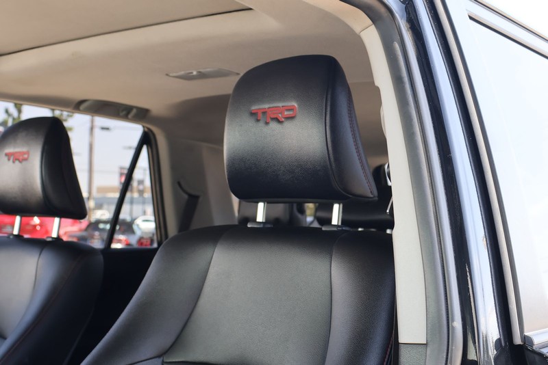 Toyota 4Runner Vehicle Full-screen Gallery Image 19