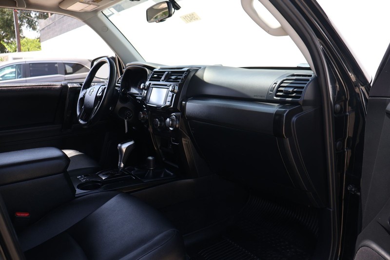 Toyota 4Runner Vehicle Full-screen Gallery Image 20
