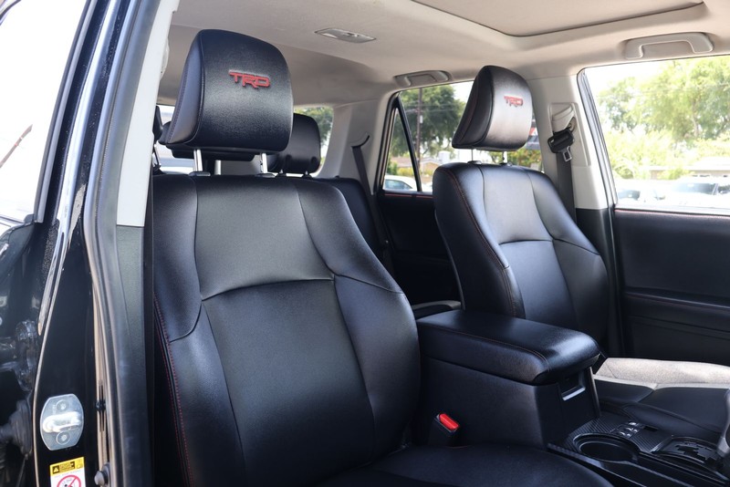 Toyota 4Runner Vehicle Full-screen Gallery Image 21