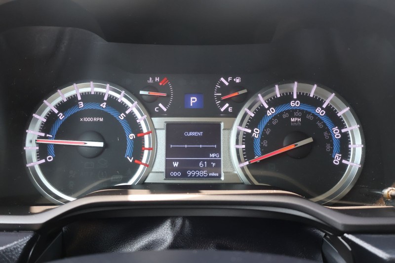 Toyota 4Runner Vehicle Full-screen Gallery Image 24