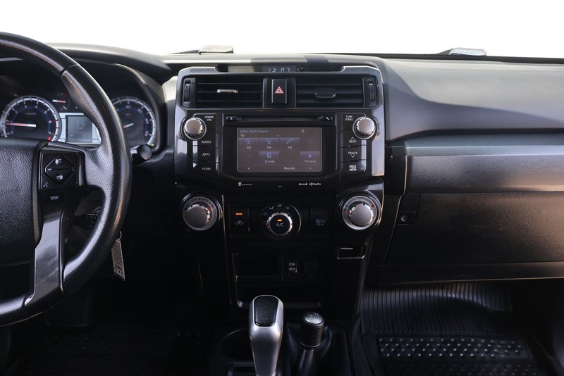 Toyota 4Runner Vehicle Full-screen Gallery Image 28