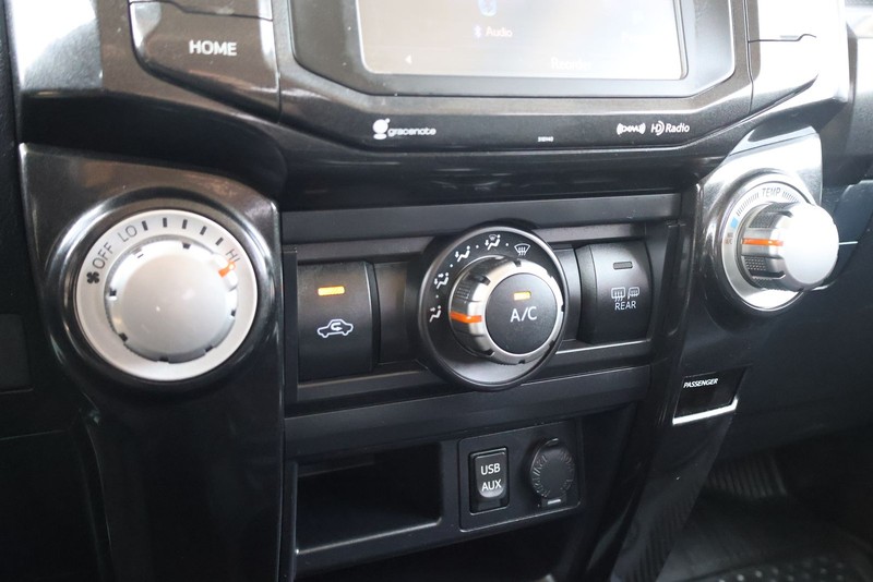 Toyota 4Runner Vehicle Full-screen Gallery Image 31