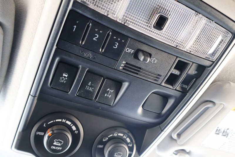Toyota 4Runner Vehicle Full-screen Gallery Image 33