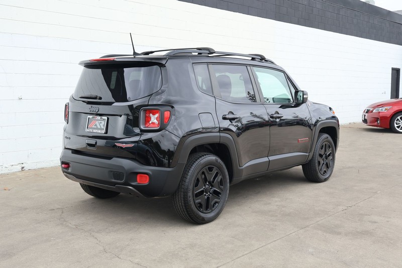 Jeep Renegade Vehicle Full-screen Gallery Image 05