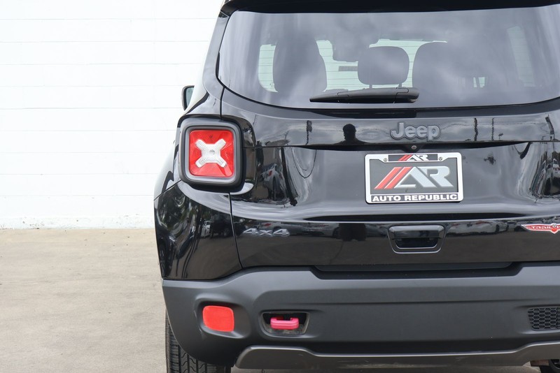 Jeep Renegade Vehicle Full-screen Gallery Image 07