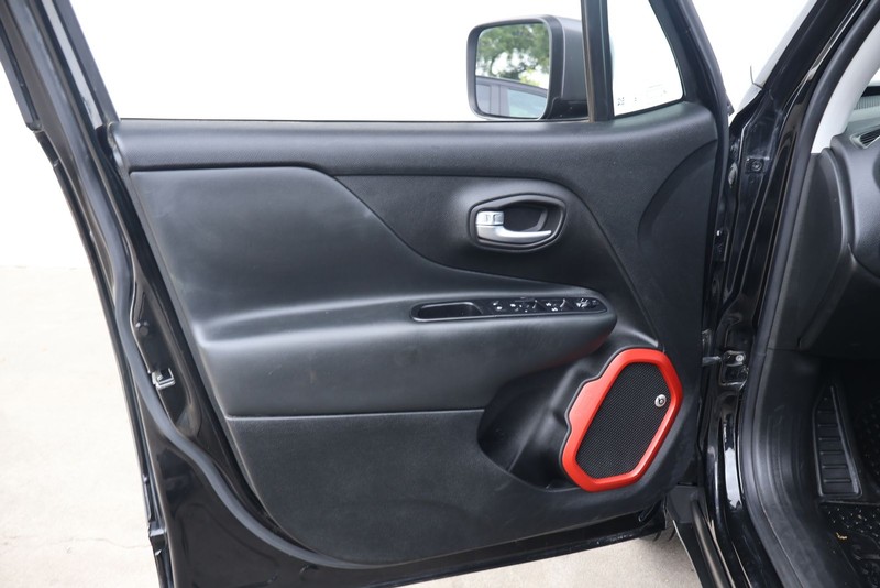 Jeep Renegade Vehicle Full-screen Gallery Image 14