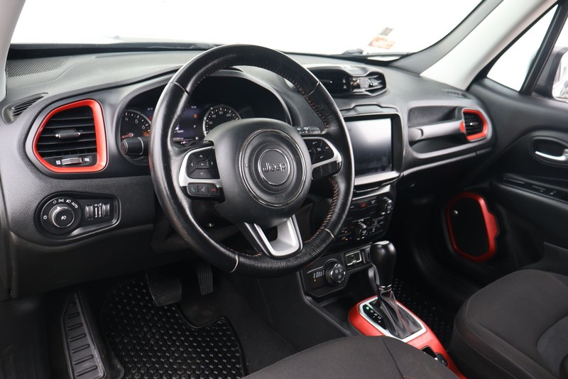 Jeep Renegade Vehicle Full-screen Gallery Image 15
