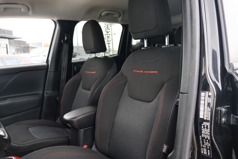 Jeep Renegade Vehicle Full-screen Gallery Image 16
