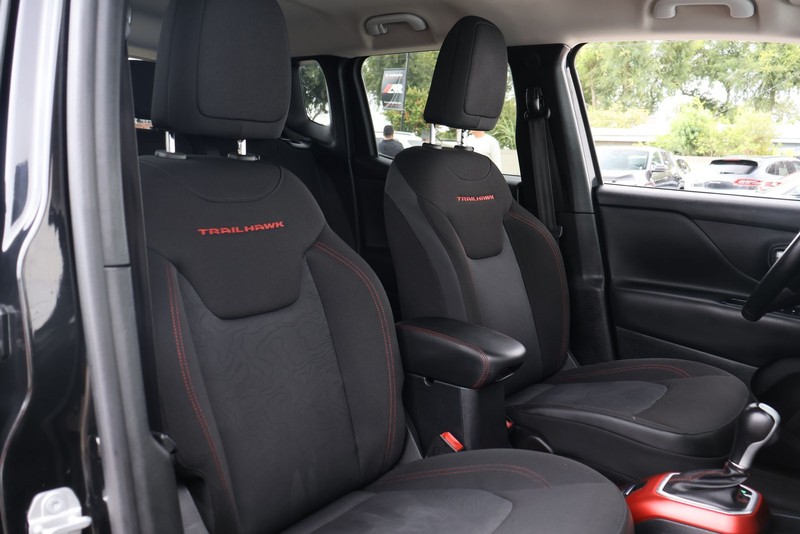 Jeep Renegade Vehicle Full-screen Gallery Image 19