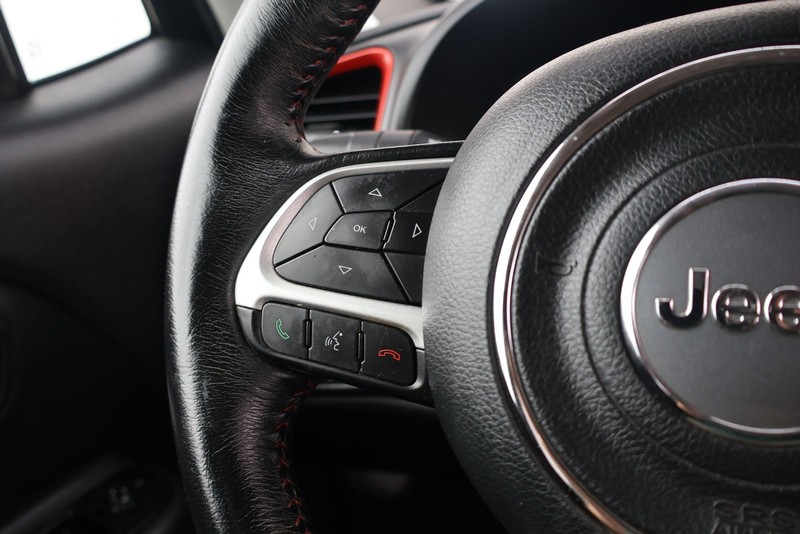 Jeep Renegade Vehicle Full-screen Gallery Image 24